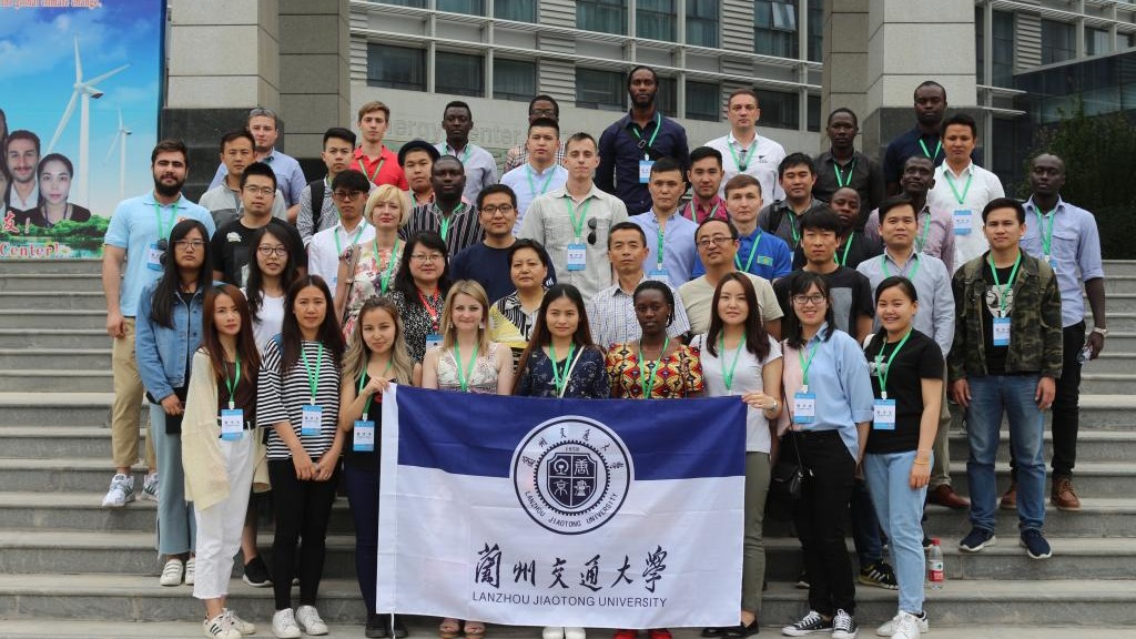 来华留学生赴科研院所参观学习