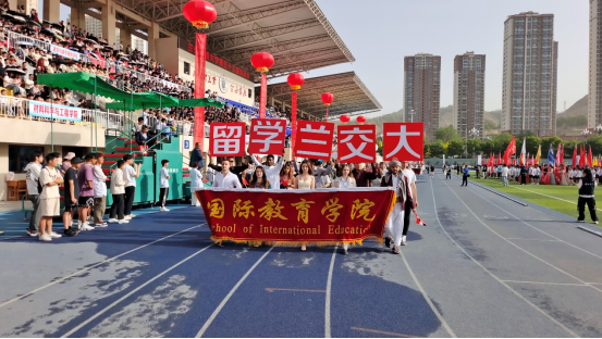 国际教育学院留学生积极参加第五十五届校级运动会