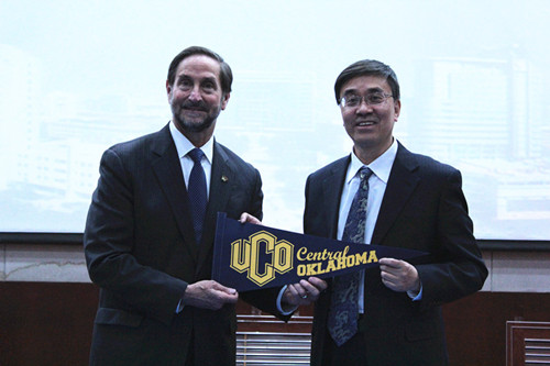 我校与美国中央俄克拉荷马州立大学签订合作协议
